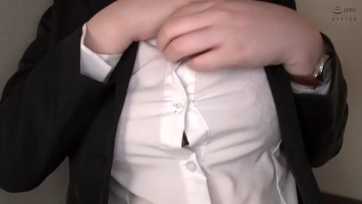 卧室 · 卧姿 · 白色内衣 · 马赛克遮掩 · 胸部局部特写 · 揭开衣物