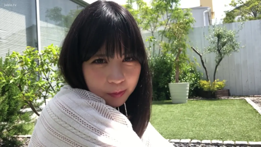 顔部のクローズアップ · 微笑 · 凝視 · 白色针织衫 · 黑长直 · 室外花园 · 侧身回头