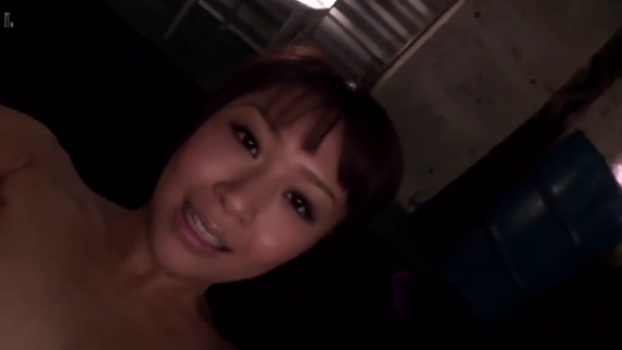 室内 · 胸部 · 巨乳 · 微笑 · 仰卧 · 白色内衣 · 抚摸