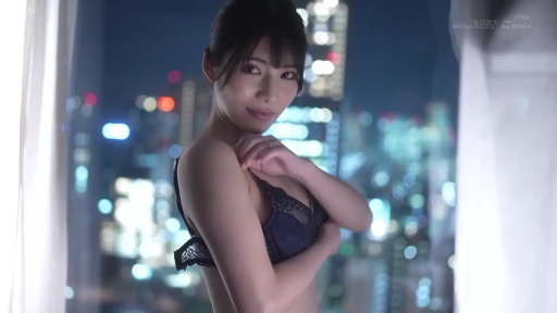 上半身 · 內衣 · 酒店窗边 · 側身回眸