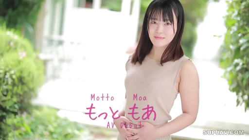 站立 · 摆拍 · 微笑 · 否 · 户外 · 无袖上衣 · 文字 · 宣传