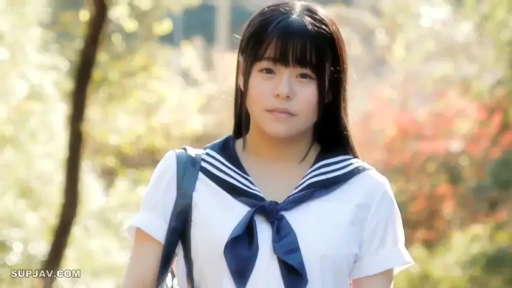 中景 · 站姿 · 微笑 · 凝视 · 户外 · 水手服 · 自然光 · 单肩包