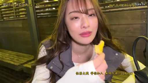 座り姿勢 · 面部 · 字幕 · ハンドバッグ · 屋外 · 休闲服 · 哭泣 · 哀愁