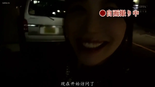 露乳 · 卧室 · 胸部特写 · 跨坐 · 抽屉柜 · 露点 · 挑逗 · 黄色T恤