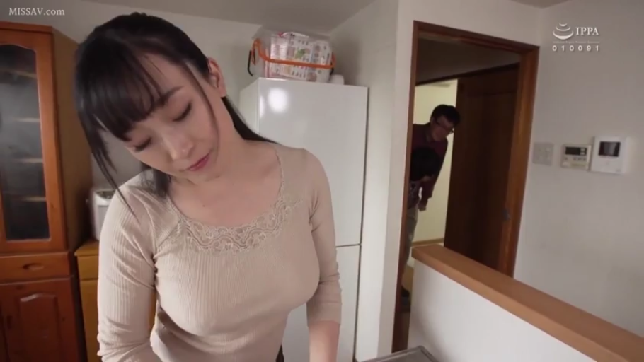 胸部 · 俯身 · 厨房 · 家务 · 紧身蕾丝衫