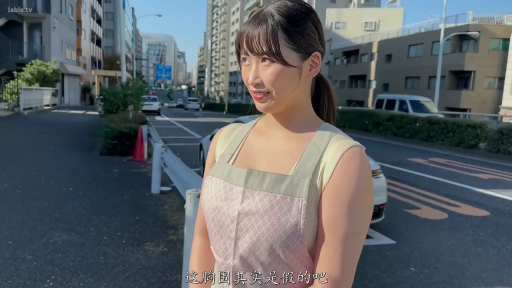 自然 · 上半身特写 · 马路边 · 字幕显示 · 格纹图案围裙