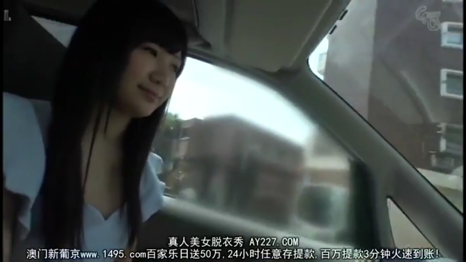 坐姿 · 面部 · 车内 · 浅色上衣