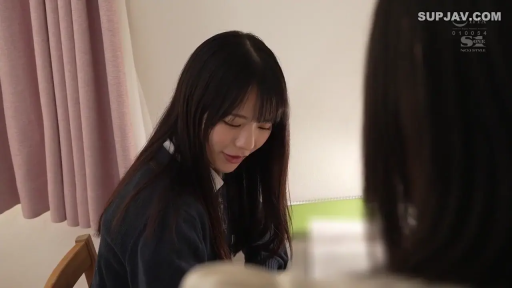 室内 · 坐姿 · 面部 · 制服