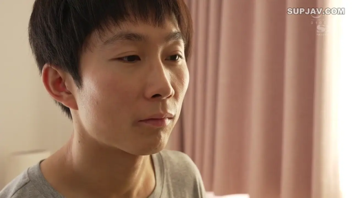 室内 · 坐姿 · 面部 · 平静 · 学生制服 · 注视 · 学生风