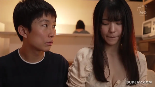 室内 · 交谈 · 脸部 · 并排坐 · 低胸装 · 居家生活 · 腼腆