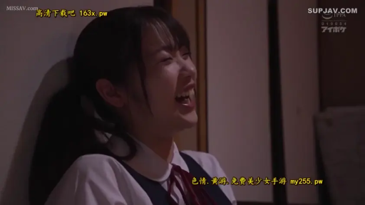 室內 · 臉部特寫 · 學生制服 · 靠牆 · 喜悦 · 歡笑 · 亚洲