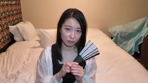 坐姿 · 卧室 · 展示 · 自然 · 半身 · 长发 · 黑色背心 · 折扇