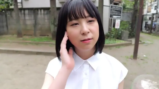 面部 · 站姿 · 白衬衫 · 自然 · 户外 · 短发 · 摸耳朵