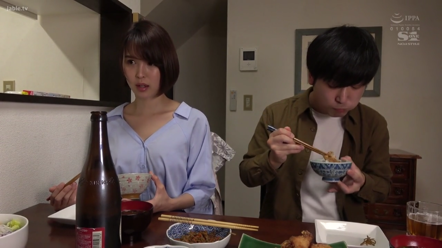 Sitting Posture · Medium shot · 餐厅 · 进食 · 餐具 · Light blue shirt · 疑惑 · 居家剧情