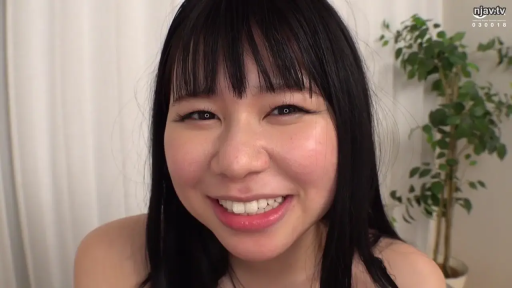 室内 · 面部 · 盆栽 · 微笑 · 对视 · アジア人 · 开朗 · 肩部裸露