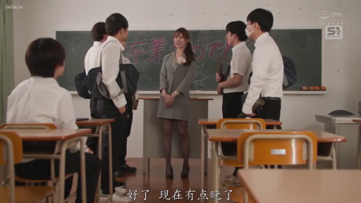 严肃 · 教室 · 角色扮演 · 站立 · 灰色职业装 · 黑板 · 远景 · 师生对话