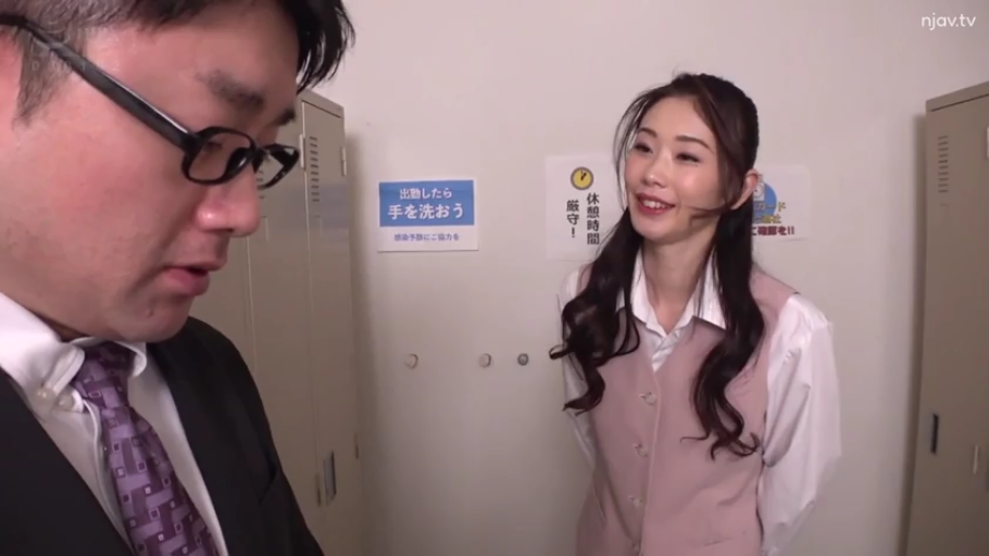 站立 · 中景 · 微笑 · 对话 · 职业装 · 更衣室 · 储物柜 · 职场