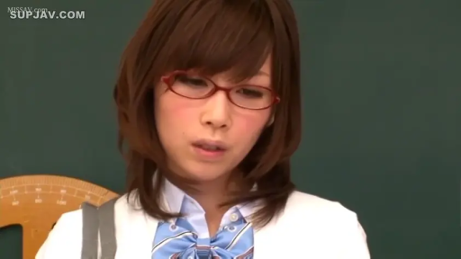 教室 · 低头 · 面部特写 · 量角器 · 淡然 · 蓝色条纹领结 · 看书 · 眼镜娘