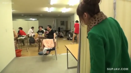 站立 · 覗き見視点 · 遠景 · 無表情 · 偷窥 · 办公桌椅 · ラウンジ · 绿色外套