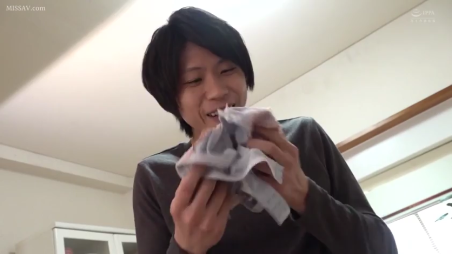 室内 · 面部 · 站立 · 灰色长袖 · 恋物癖 · 猥琐 · 闻内裤 · 女式内裤