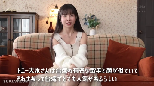 坐姿 · 字幕 · 沙发 · 微笑 · 客厅 · 半身 · 露肩上衣 · 访谈