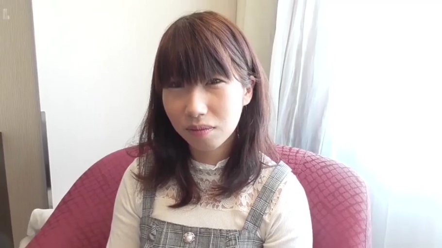 室内 · 盆栽 · 远景 · 模糊 · 灰色西装