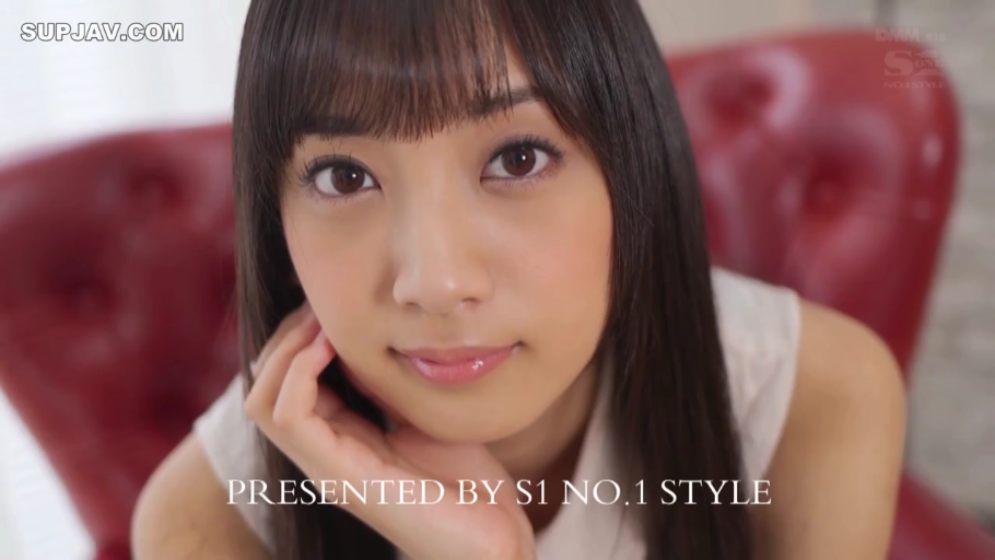 室内 · 微笑 · 面部特写 · 凝视 · 无袖上衣 · 托腮