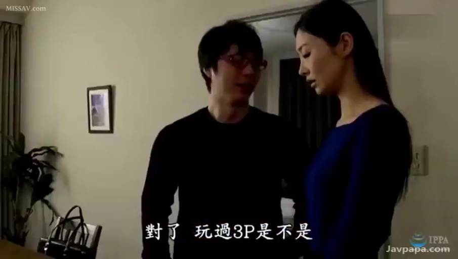 专注倾听 · 黑色圆领长袖 · 两人上半身特写 · 室内卧室或起居室