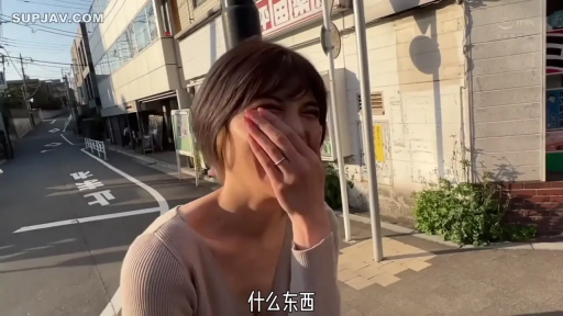 Close-up of the face · Stand · Street · 棕色毛衣 · 开心 · 戒指 · 街采 · 掩面大笑