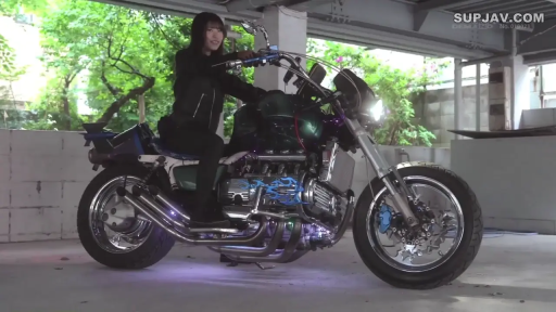 全身 · 摆拍 · 微笑 · 跨坐 · 车库 · 黑色夹克 · 摩托车 · 户外感