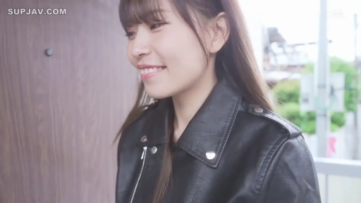 面部 · 第一视角 · 站立 · 微笑 · 对话 · 门口 · 皮夹克