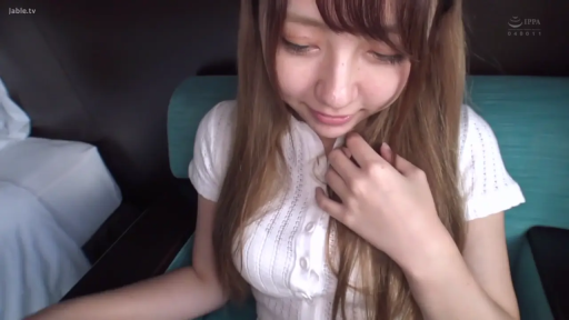 室内 · 坐姿 · 羞涩 · 白色短袖 · 面部特写 · 清纯 · 手抚领口