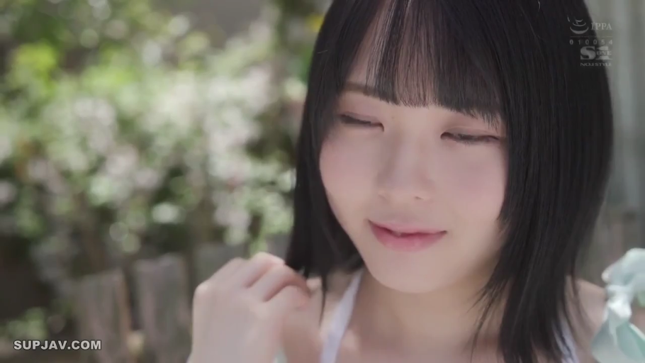 顔部のクローズアップ · 户外花园 · 白色挂脖上衣 · 恥ずかしげな微笑み · 静止ポーズ撮影 · 黑发齐刘海 · 侧身低头