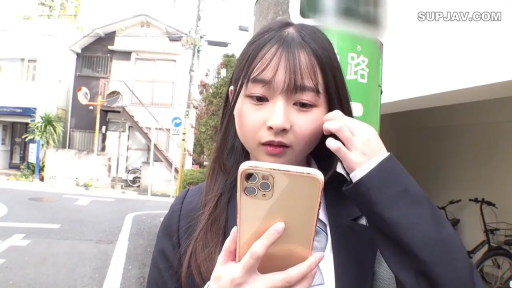 办公室 · 中景 · 电脑 · 微笑 · 指交 · 多人 · 开腿坐姿 · 黄色上衣