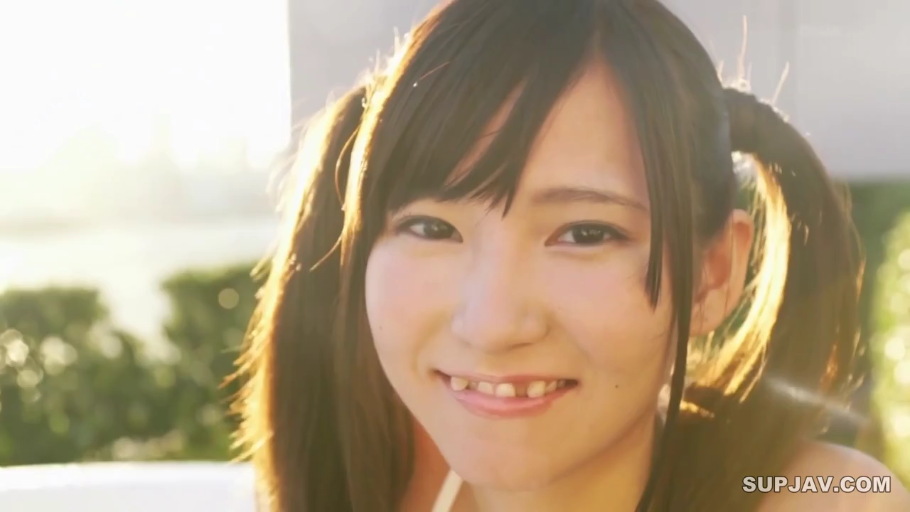 顔 · 屋外 · 正面 · 白色泳衣