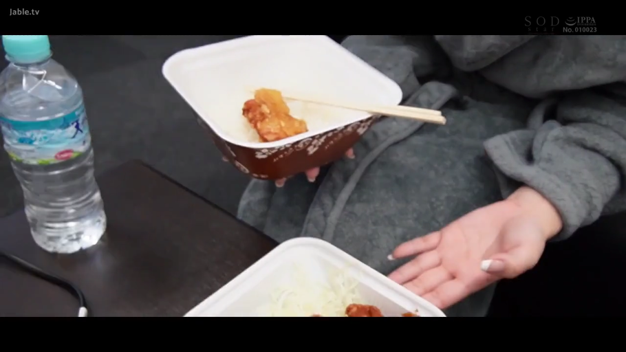 室内 · 坐姿 · 生活化 · 手部特写 · 便当 · 未出镜 · 灰色厚睡袍 · 拿便当