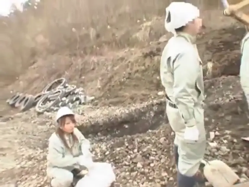 角色扮演 · 站立 · 全景 · 平淡 · 安全帽 · 工地 · 铲子 · 户外作业