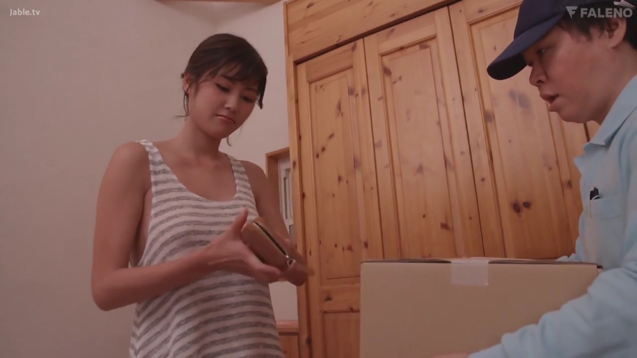 室内 · 站立 · 中景 · 自然 · 剧情 · 条纹背心 · 快递纸箱 · 拿钱包