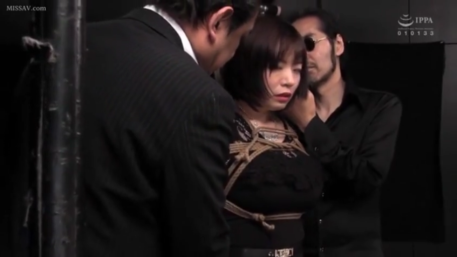 室内 · 中景 · 黑色长裙