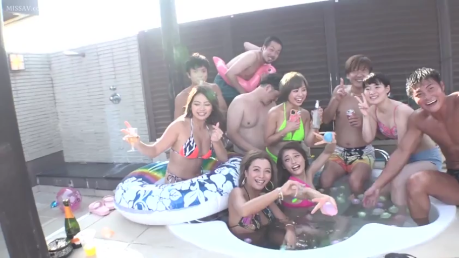 坐姿 · 比基尼 · 多人 · 笑容 · 聚会 · 群像 · 游泳圈 · 户外泳池