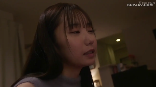 交谈 · 面部特寫 · 室内房间 · 憂鬱表情 · 微侧头 · 灰色高领无袖毛衣 · 夜间暖光