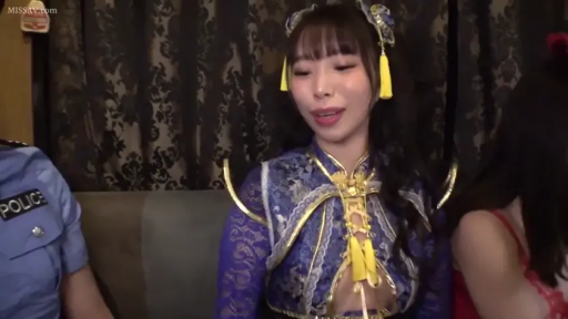 夜店 · 坐姿 · 制服 · 微笑 · 交流 · 头饰 · 多人场景 · 女子上半身