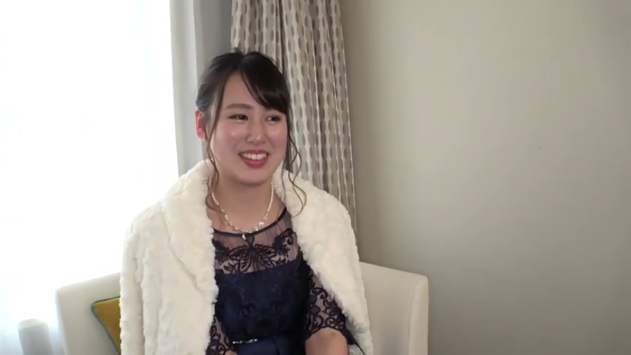 Indoor · Sitting Posture · Pleasure · Necklace · Half-body close-up · 微笑交谈 · 素人采访 · 蓝色蕾丝礼服与白色皮草