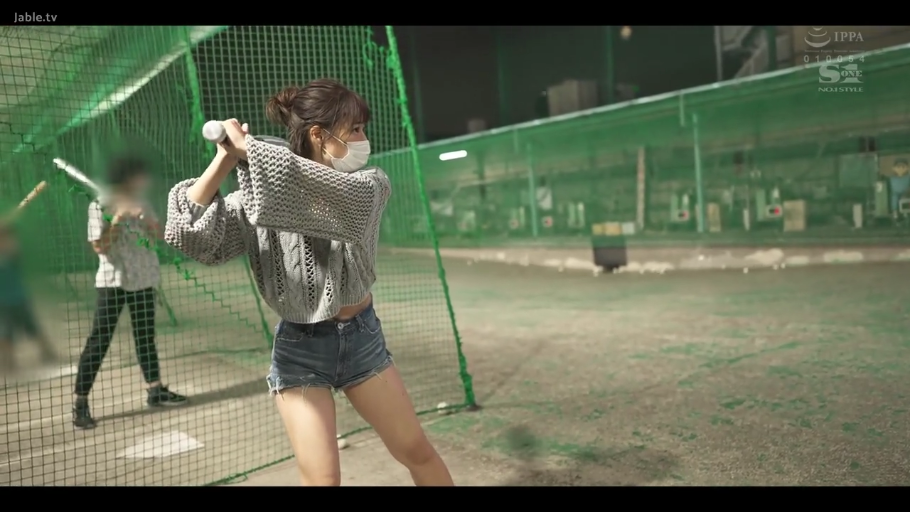 全身 · 专注 · 牛仔短裤 · 棒球棍 · 打棒球 · 棒球练习场 · 击球姿势