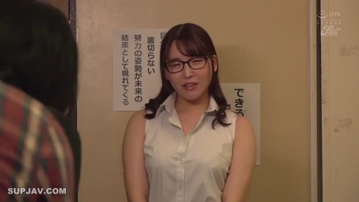 室内 · 交谈 · 眼镜 · 站立 · 微笑 · 半身 · 熟女 · 无袖衬衫