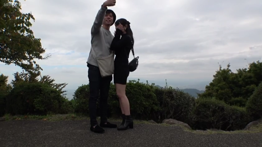 全景 · 休闲装 · 手机 · 自拍 · 笑容 · 情侣 · 依偎 · 景区