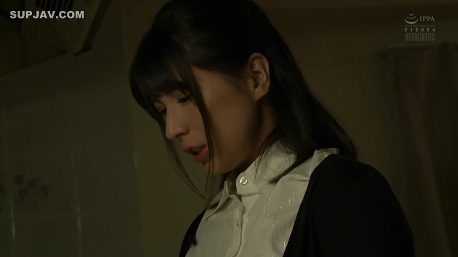 室内 · 平静 · 面部特写 · 观察 · 女性肖像 · 深色碎花上衣 · 侧过头