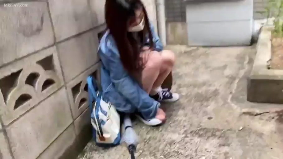 校服 · 教室 · 弯腰 · 黑板 · 展示内裤 · 仰拍特写 · 裙底视角