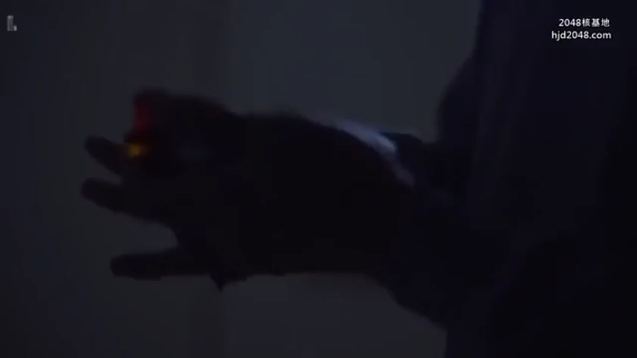 室内 · 站立 · 昏暗 · 黑色上衣 · 不可见 · 手部特写 · 操作 · 发光物体