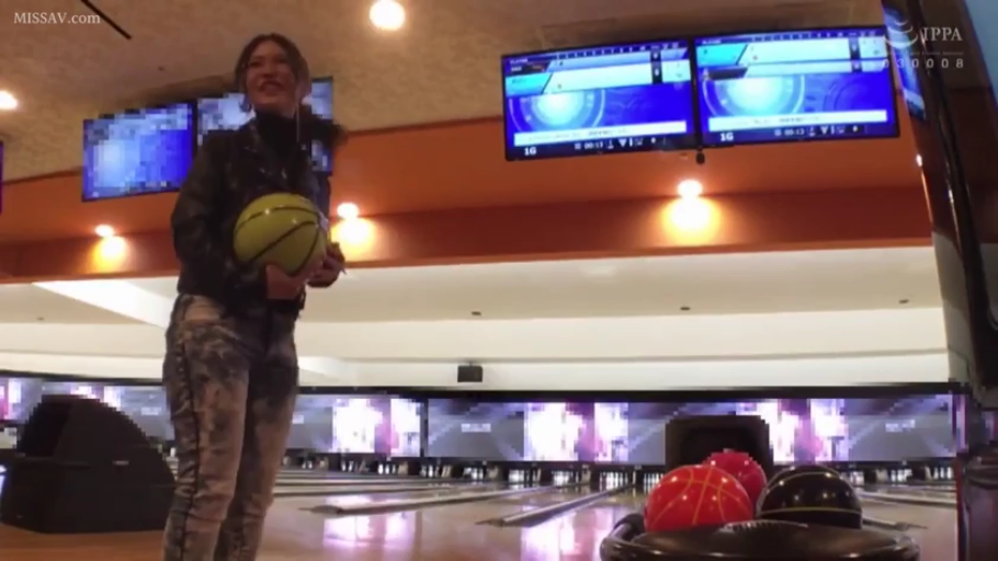 全身 · 站立 · 微笑 · 黒い革ジャケット · 保龄球馆 · 拿保龄球 · 保龄球